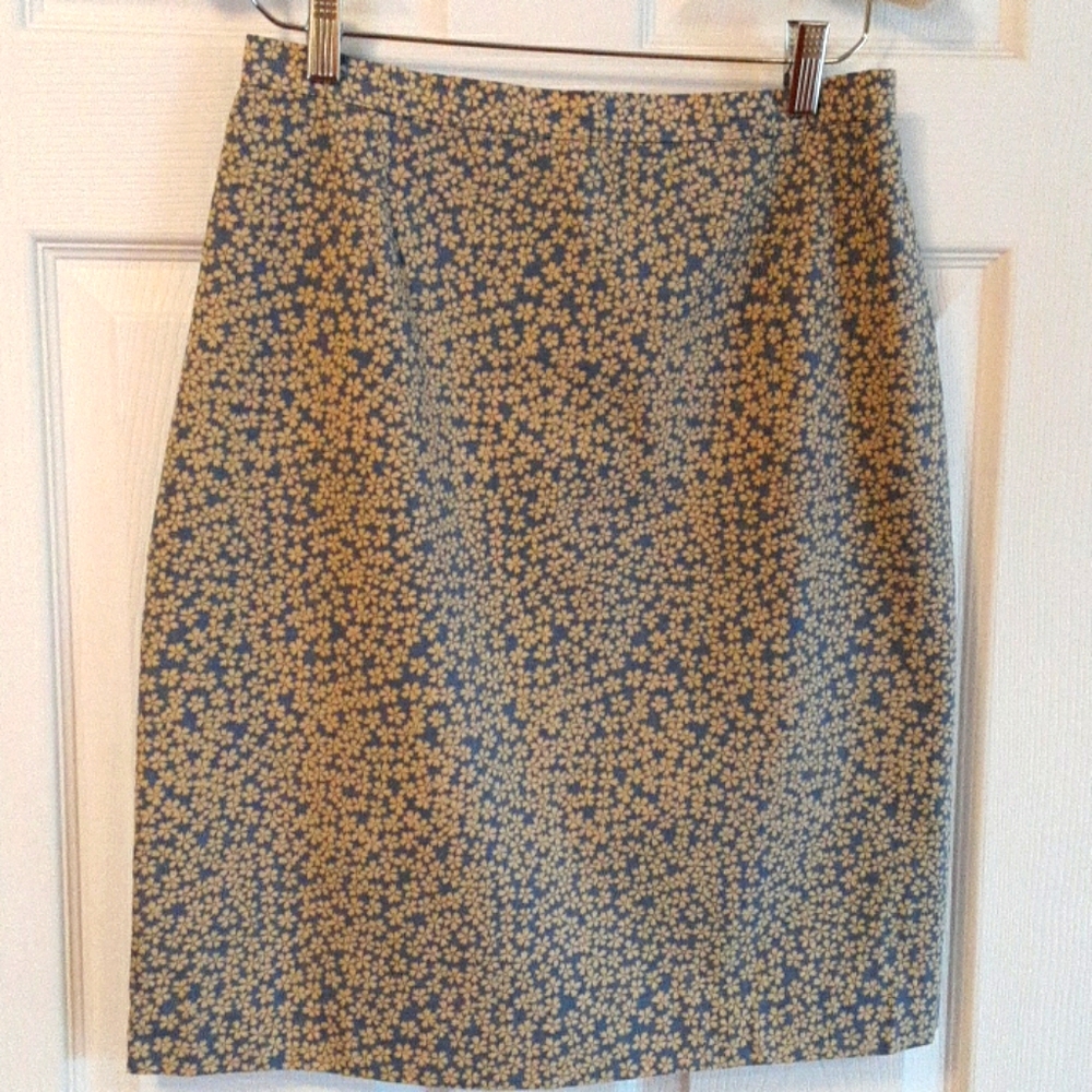 Casual Corner women's skirt. Size 6.  NWOT.